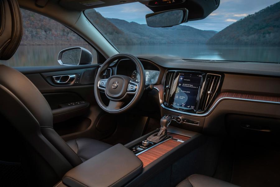 Торпедо Volvo S60 T5 Momentum 2018 года  (NA) (фото 29 из 41)